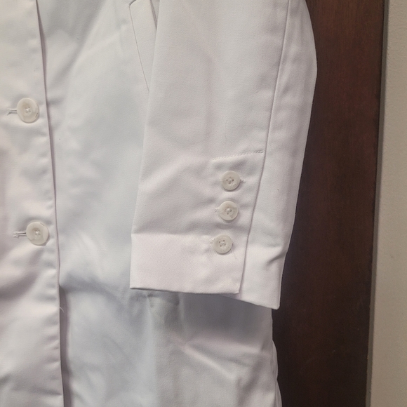FIGS Lab Coat - Picture 4 of 15